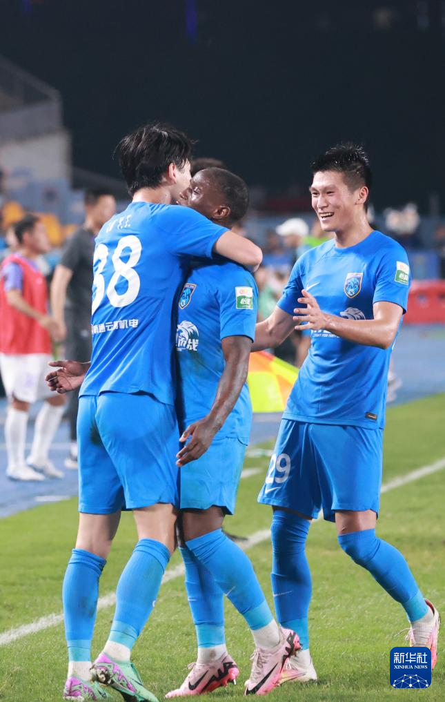 本土球员进攻端发挥突出,帮助球队获胜的是